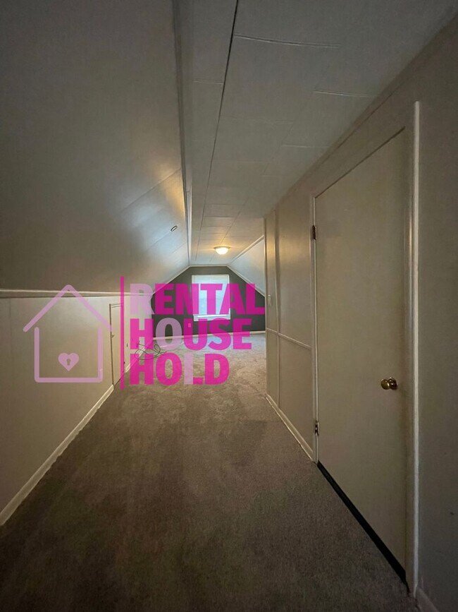 Building Photo - Stunning 3-Bedroom 1-Bath Bunglaow Located...