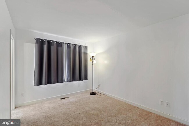 Building Photo - 37 Naomi St