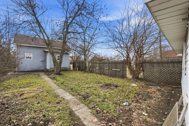 Building Photo - Stylish 2BR with Modern Upgrades