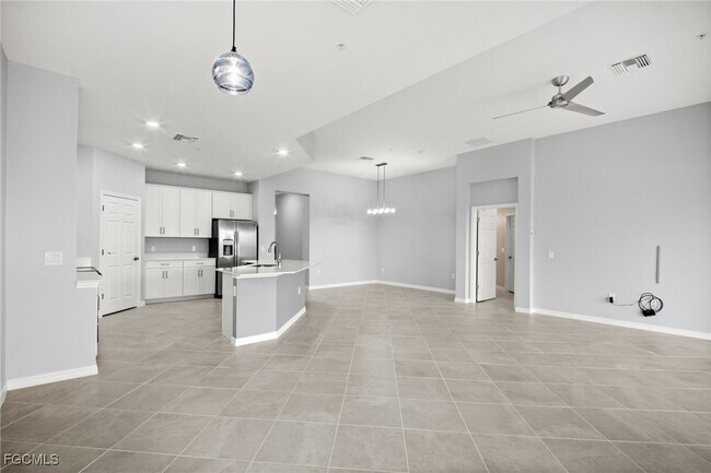 Building Photo - 12000 Santaluz Dr