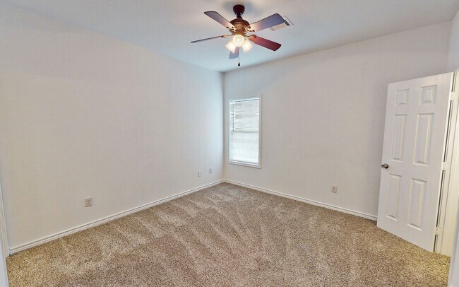 Building Photo - One Block to A&M! Kyle Field walking distance! Newly remodeled, all appliances, 5 bd/4 bth across...