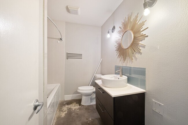 Building Photo - 2025 Monarch Dr