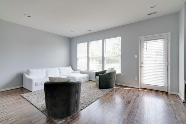 Building Photo - 2272 Perennial Cir