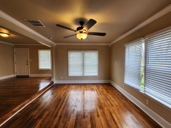 Building Photo - 4/2.5 House With Extra Room Or Office Spac...