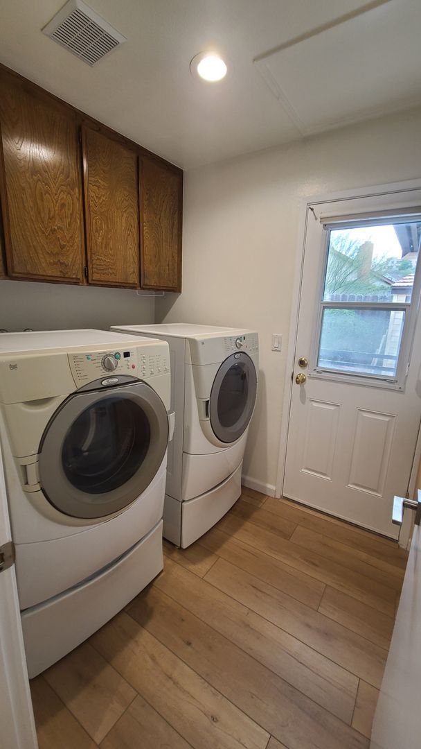 Building Photo - Amazing 4 Bedroom Home with Pool across from Cowls Mt