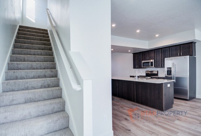 Building Photo - 1057 W 400 S