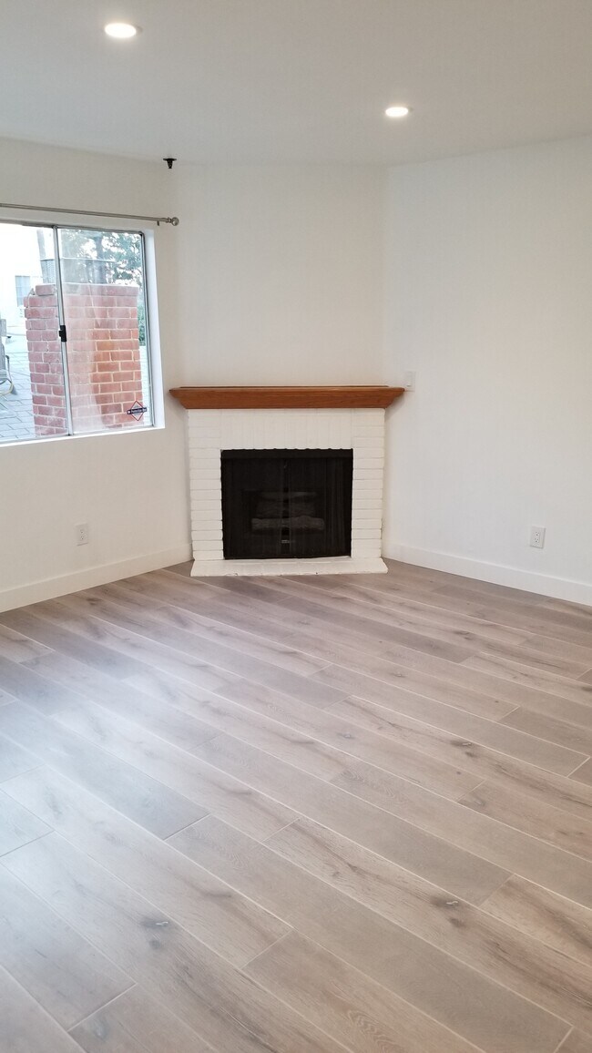 Building Photo - 6525 Woodley Ave