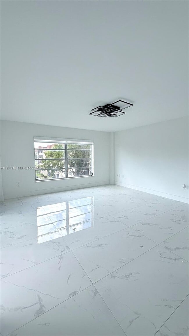 Building Photo - 4174 Inverrary Dr