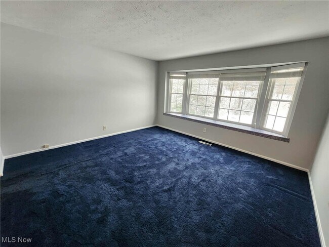 Building Photo - 6960 Carriage Hill Dr