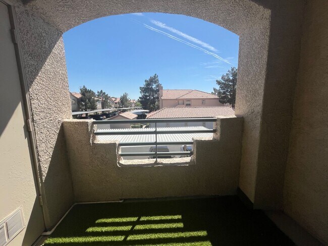 Building Photo - 2 bed, 2 bath condo located in gated community w/lush landscaping, 2 pools, spas, BBQ areas & clu...