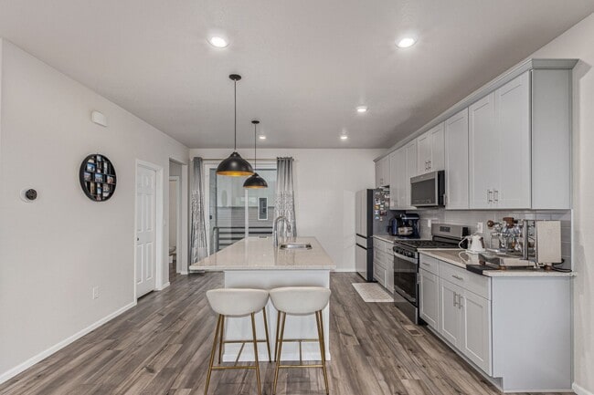 Building Photo - Immaculate, Well-Maintained 3 bed/3.5 Bath...