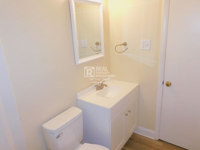 Building Photo - Cute Renovated 2bd/1ba Available Now!