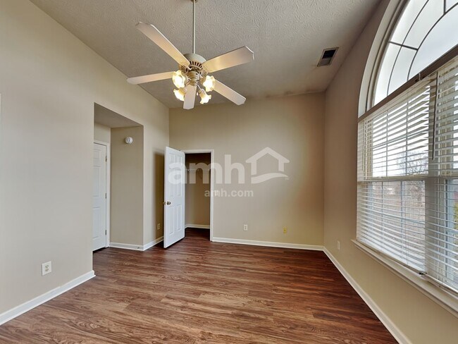 Building Photo - 884 Pin Oak Dr