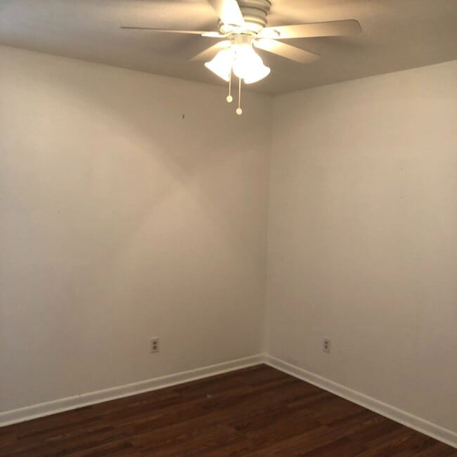 Building Photo - CUTE TWO BEDROOM ONE BATH DUPLEX ON SHUTTLE ROUTE