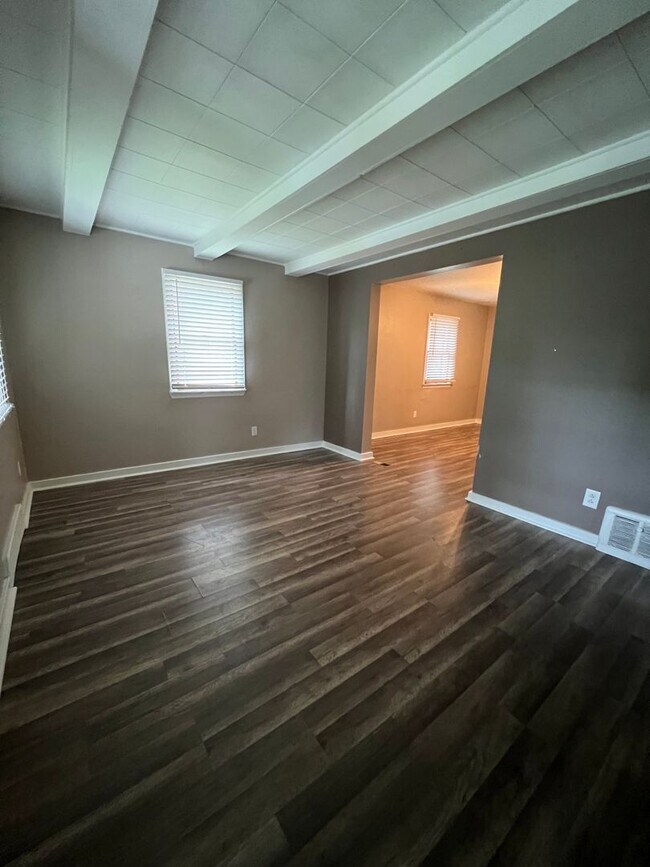 Building Photo - Newly Updated 3 Bed, 2 Bath Home on a Quiet Street in Brentwood- Available 7/15!