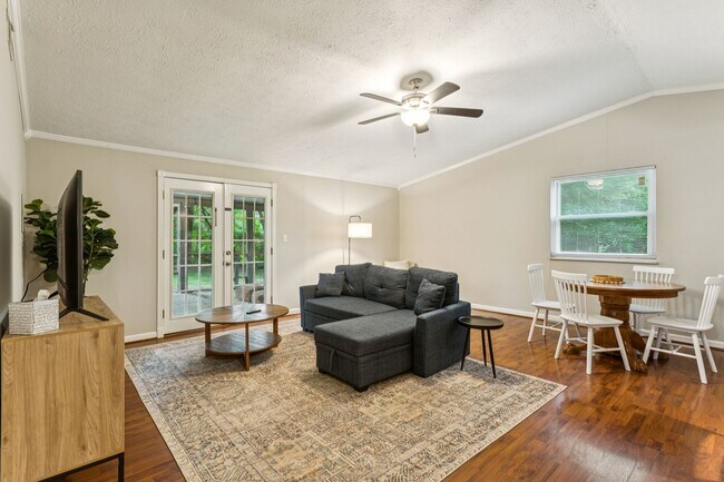 Building Photo - 501 Ashwood Dr