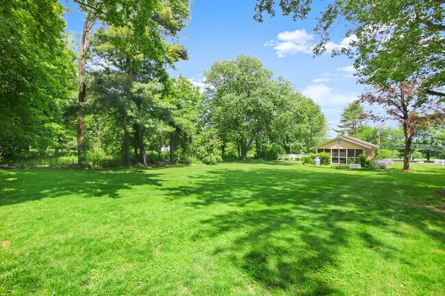Building Photo - 395 Taconic Rd