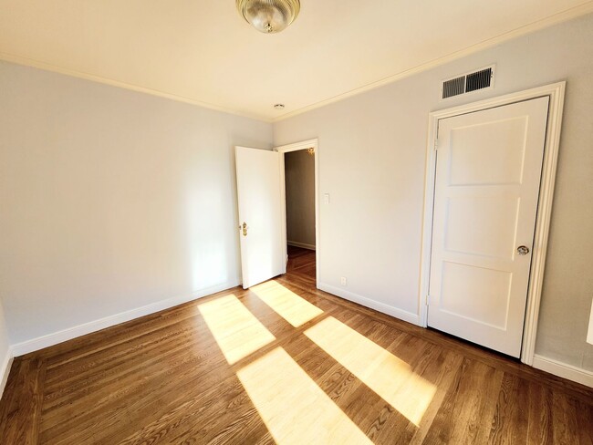 Building Photo - Sunny two bedroom apartment