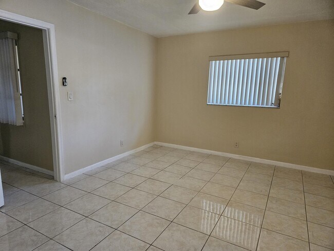 Building Photo - 7910 NW 70th Ct