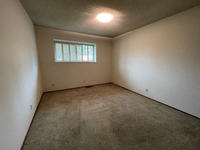 Building Photo - Desired Greenhaven 4 Bedroom
