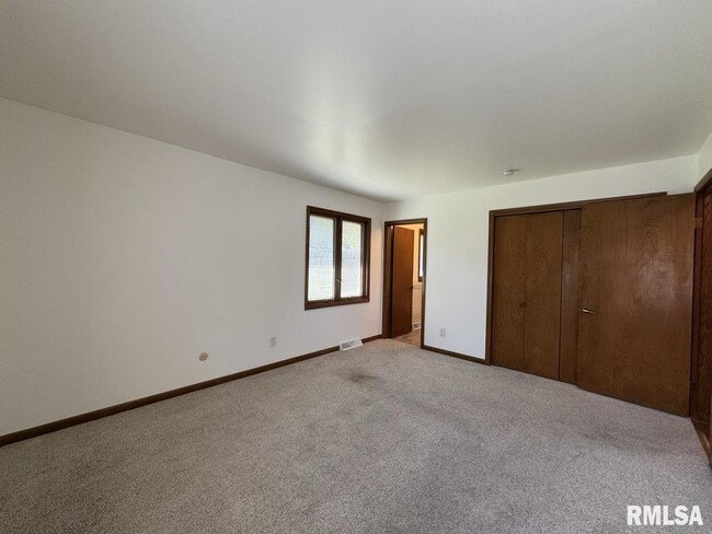 Building Photo - 3816 Ridgewood Dr