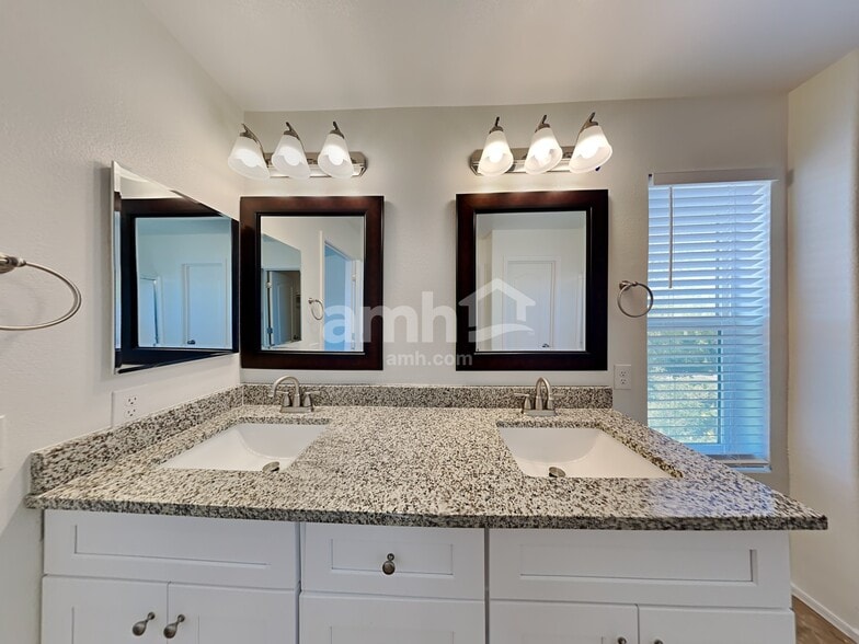 Building Photo - 12955 W Catalina Dr
