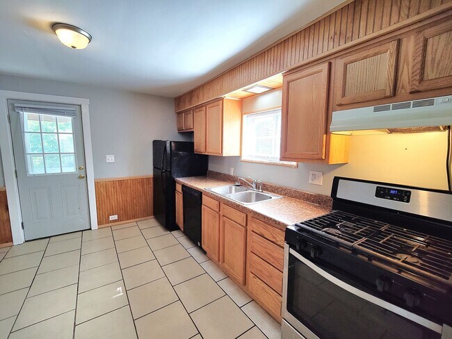 Building Photo - *Spacious & Updated 2BD/2BA Single Family ...