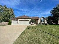 Building Photo - Very spacious 3 bed 2 bath 3 car garage!  ...