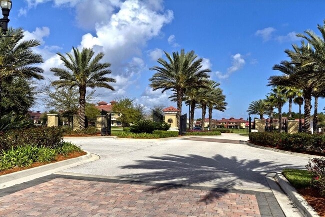 Building Photo - Beautiful Townhome in Vizcaya