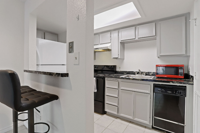 Building Photo - 3701 Colonial Dr