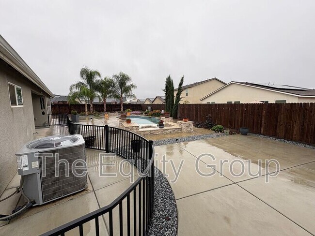 Building Photo - 4201 W Wren Ave