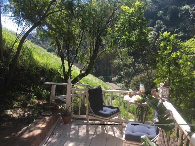 Building Photo - 2252 Laurel Canyon Blvd