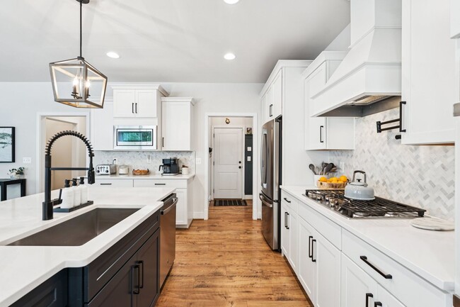 Building Photo - Impressive 6 Bed 4.5 Bath Single-Family Ho...