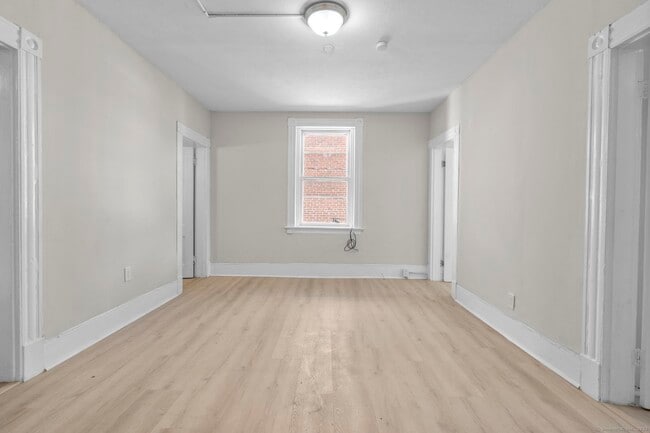 Building Photo - 236 Oak St