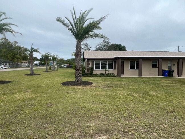 Building Photo - 3-Bedroom and 2-Bathroom Half Duplex