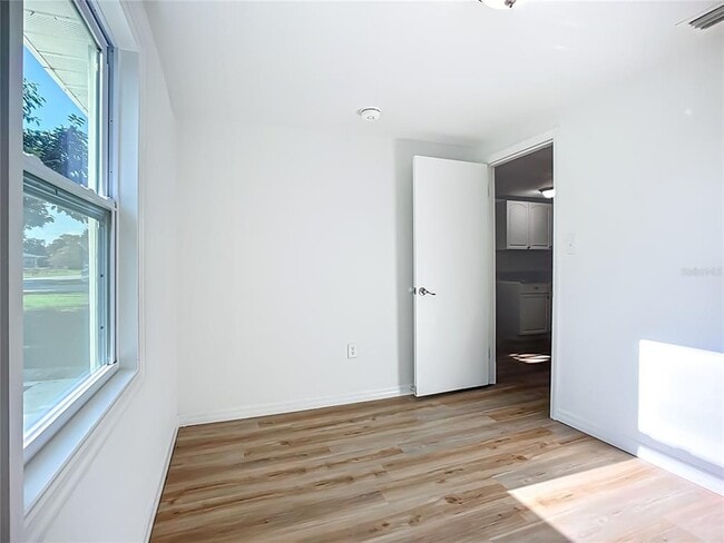 Building Photo - 317 Jessica St S