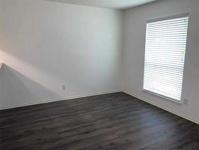 Building Photo - 1110 W Tri Oaks Ln