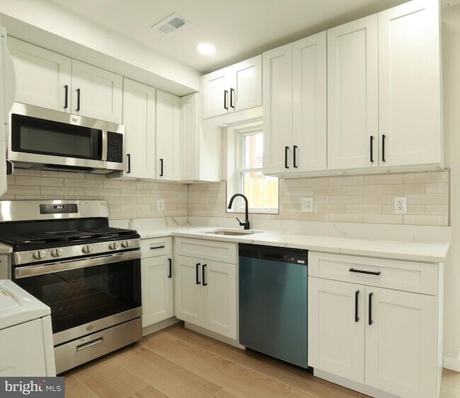 Building Photo - 1625 Montello Ave NE