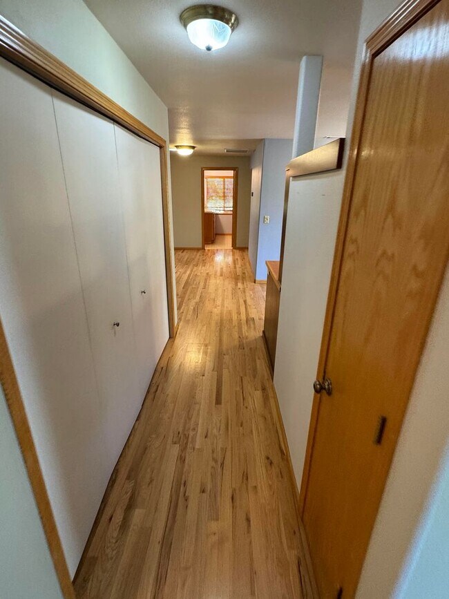 Building Photo - 3 Bedroom Home in College Hill Neighborhood