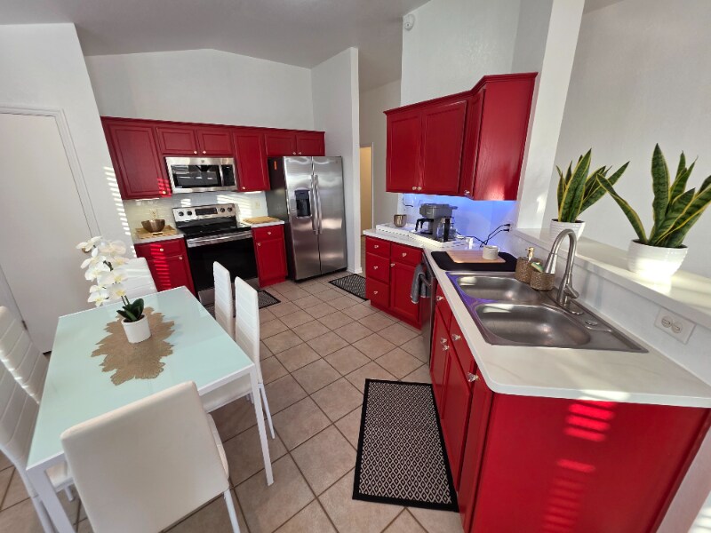 Building Photo - 2036 Cloverdale Ln