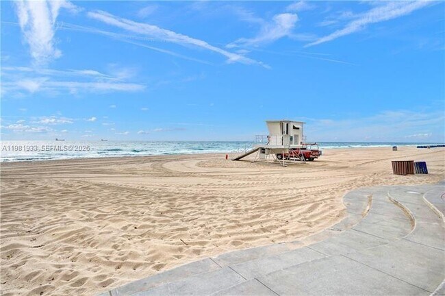 Building Photo - 2900 Banyan St