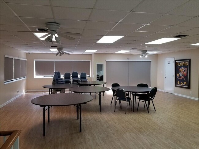 Building Photo - 430 Commodore Dr