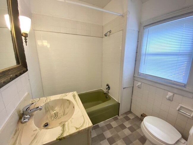 Building Photo - 5 bed 1.5 Bath Single Family Home! Near NDSU!