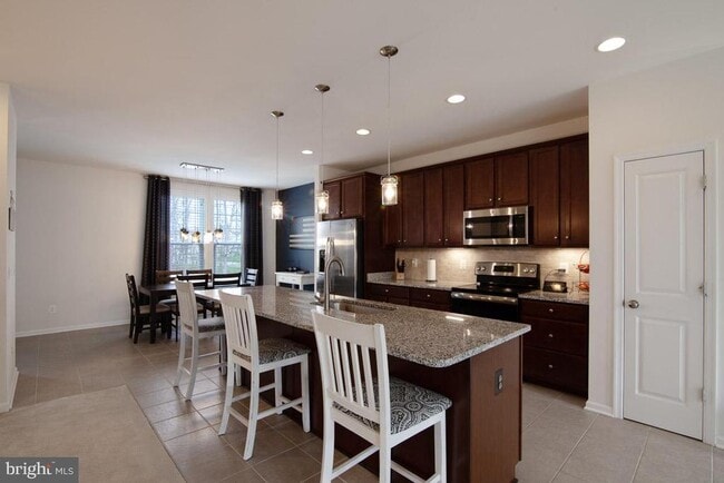 Building Photo - 136 Solara Dr