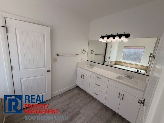 Building Photo - Legacy Townhome