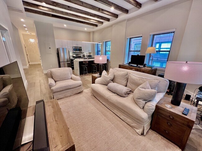 Building Photo - 45 Broad St