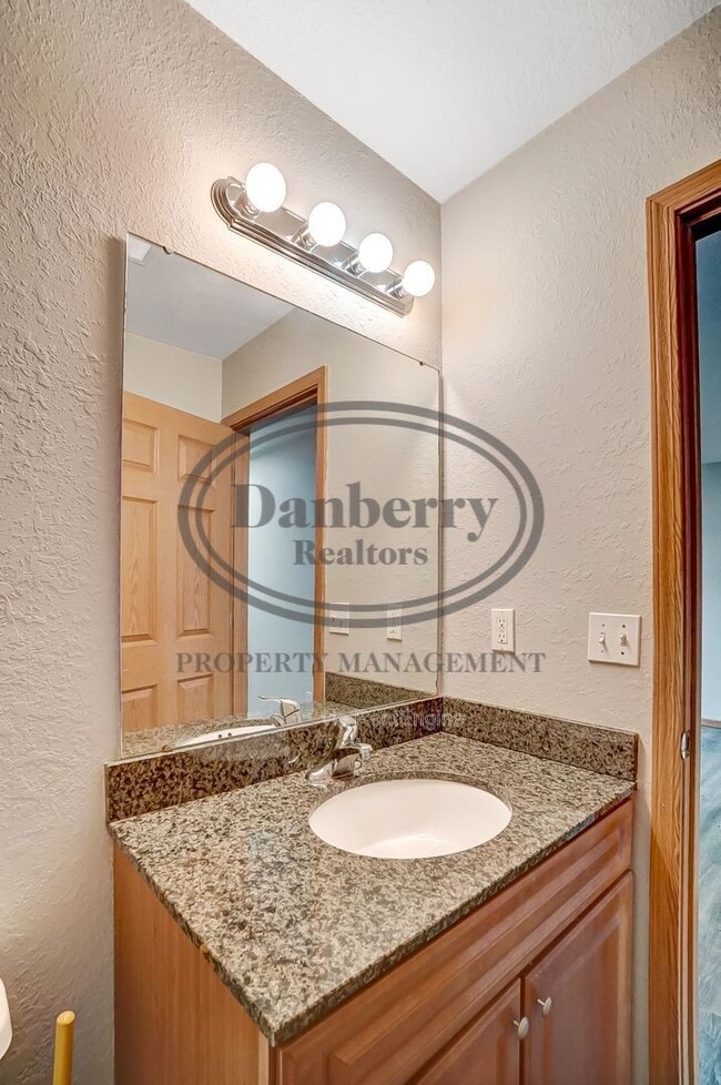 Building Photo - 1115 N Byrne Rd