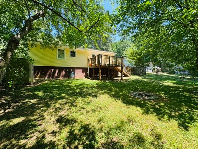 Building Photo - Remodeled ranch with fenced in yard!