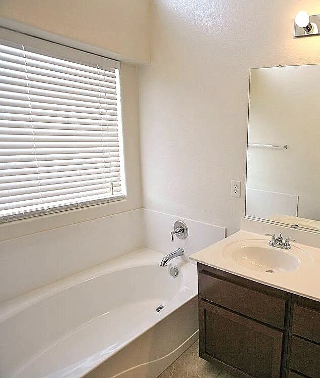 Building Photo - SPACIOUS 4-BEDROOM HOME IN PEORIA CUL-DE-SAC
