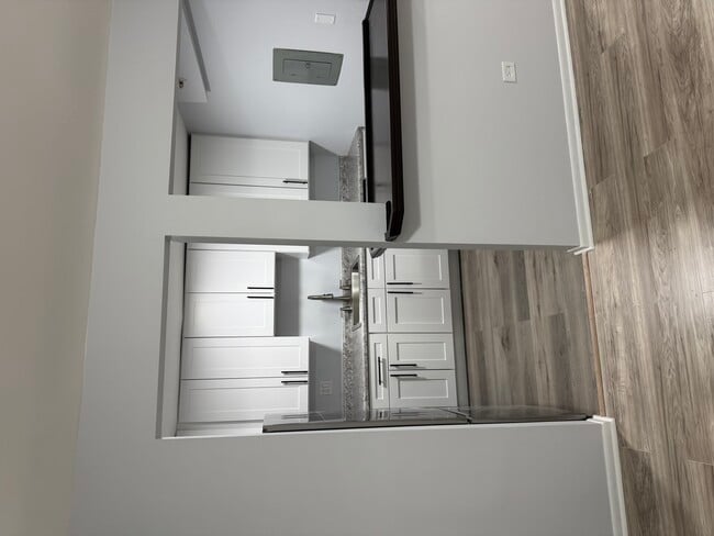 Building Photo - 502 E Spruce Dr